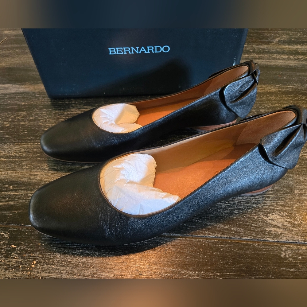 Bernardo Women's Eloise Style Black Leather Bow Ballet Flats